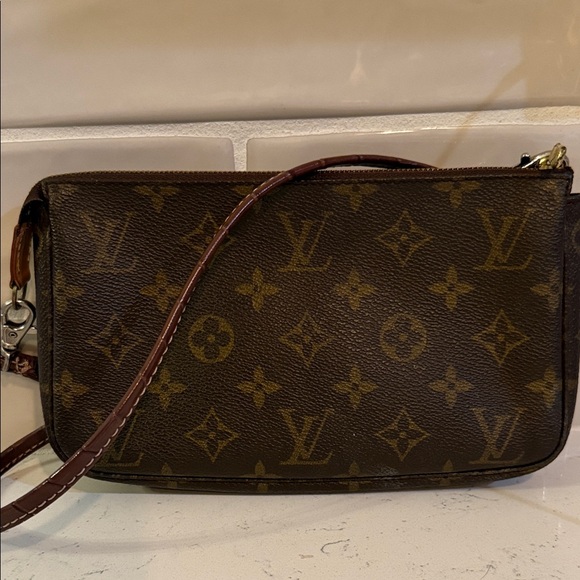 Louis Vuitton Handbags - Louis Vuitton Monogram Pochette